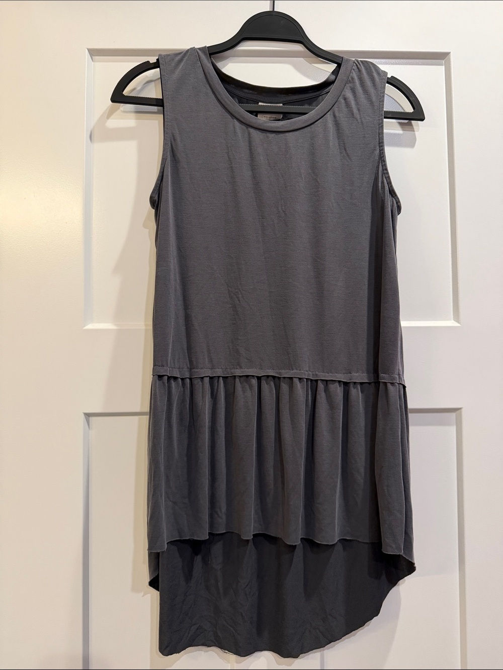 Sleeveless Boutique Tiered Gray Blouse Mote Size Small